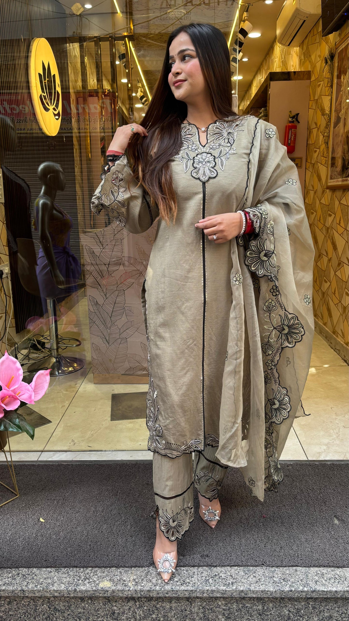 "MAHIA"- 3 PIECE PAKISTANI SUIT