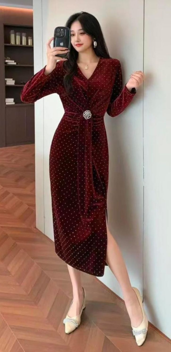 "ROSAY" VELVET DRESS WITH BROOCH